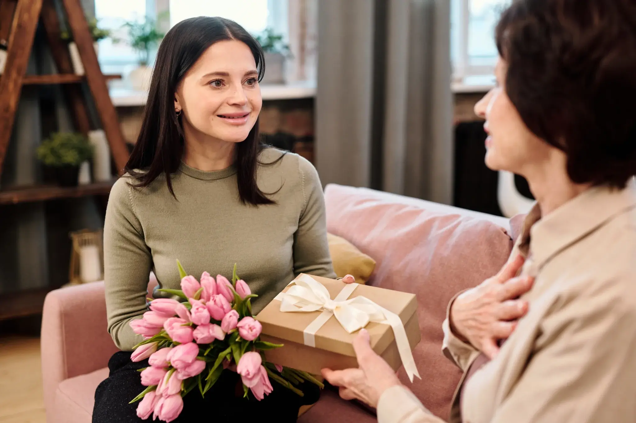 En Güzel Kadınlar Günü Hediyeleri: Mutluluk Veren Fikirler image